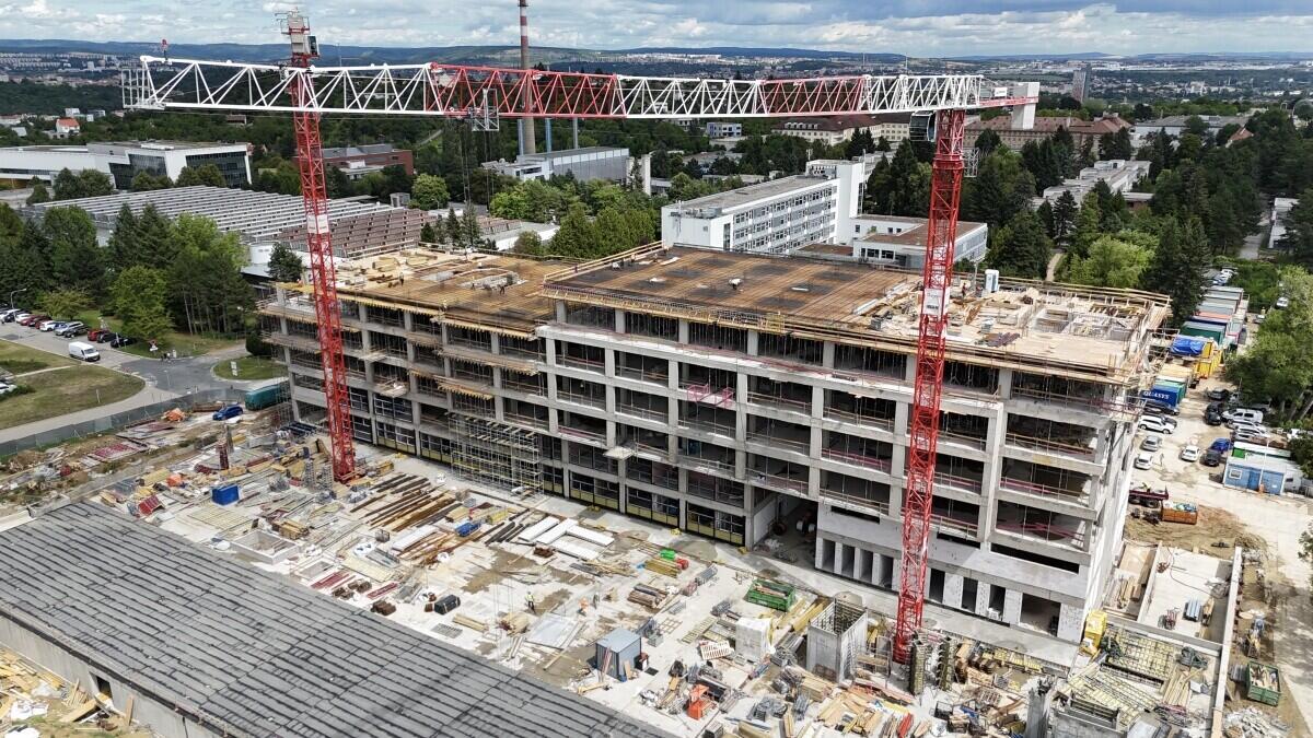  Centrum kardiovaskulární a transplantační chirurgie vyrůstá v sousedství brněnské nemocnice, foto: SYNER
