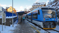 vlakJNzastavka