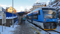 vlakJNzastavka