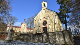 Kaple sv. Vavřince, Jan Nepomucký a v pozadí bývalý pivovar.