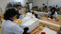 Žáci pracují s různými typy laserových svářeček.