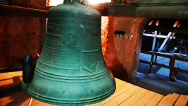 Kostel míval i pět zvonů. Dnes má jediný, darovaný odjinud.