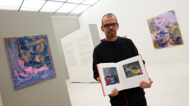 Tomáš Plesl představuje svoji knihu vydanou k výstavě.