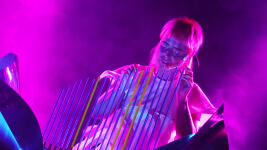 Lenka Morávková hraje na Bohemian Cristal Instrument.