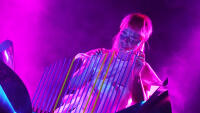 Lenka Morávková hraje na Bohemian Cristal Instrument.