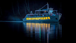 Adventně vyzdobená loď Máj. (Foto: Regata Máchovo jezero)