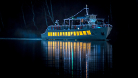 Adventně vyzdobená loď Máj. (Foto: Regata Máchovo jezero)