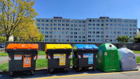 recyklace-trideni-ekologie-popelnice-sidliste-shutterstock 2164128405-scaled